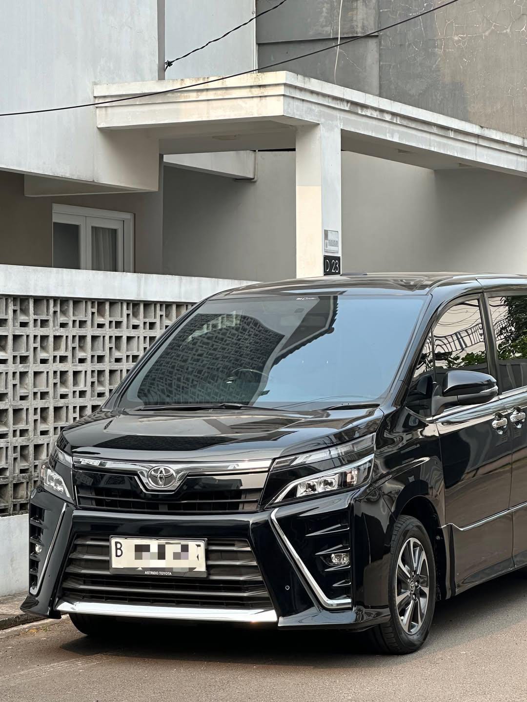 Toyota Voxy 2021 black MPV, 72k km, Jakarta Timur